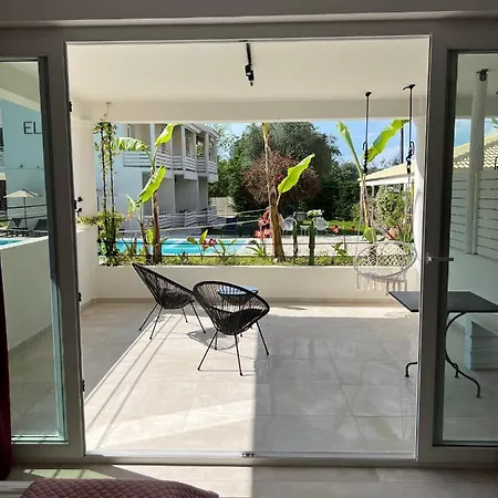 Three Seasons Kávos